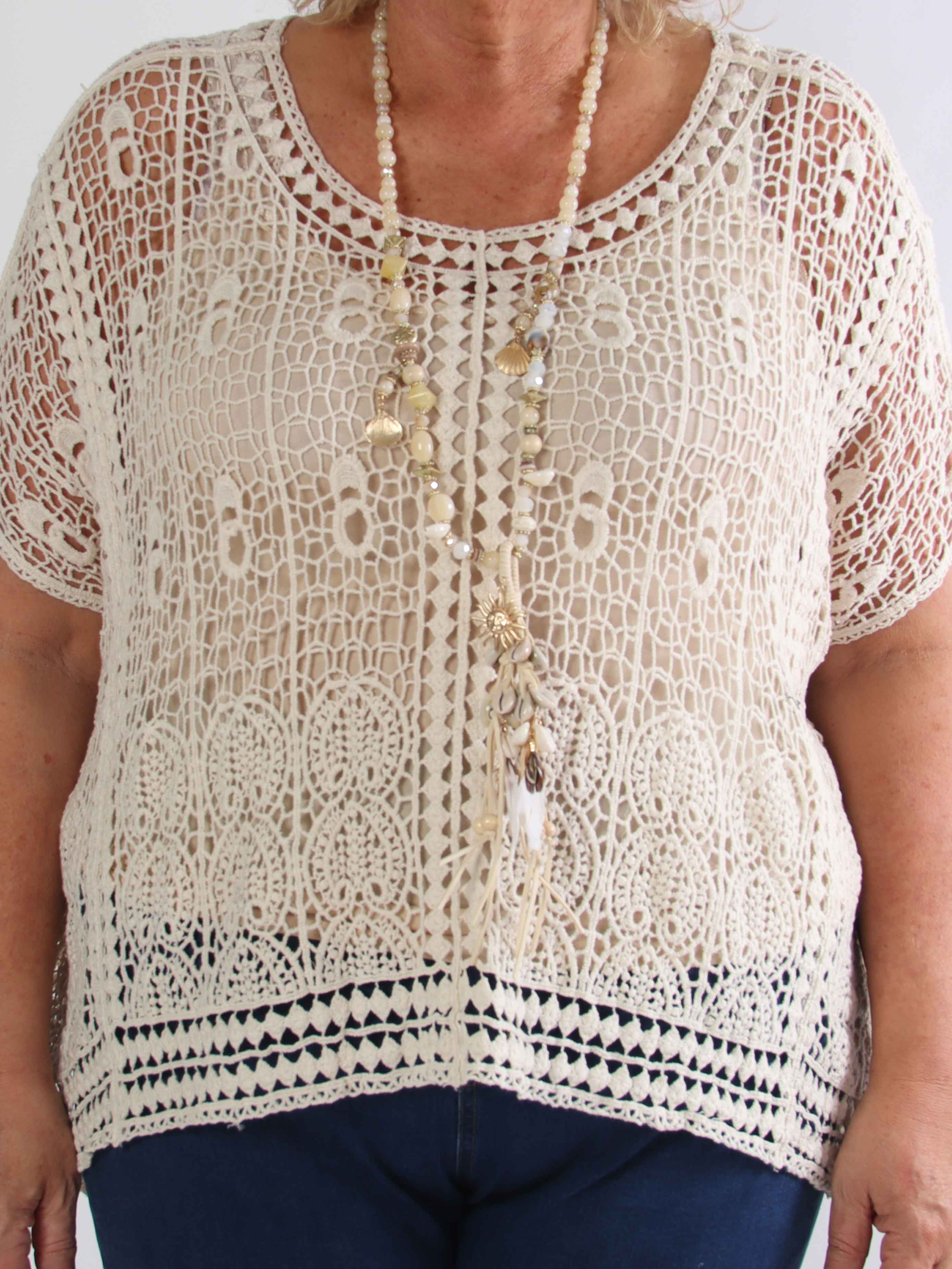 Aarohi - Lätt virkad plus size tunika med ett elegant spetsmönster som ger en feminin och luftig look